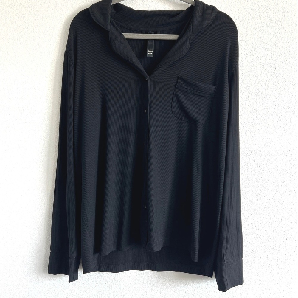 Skims Soft Lounge Onyx Button Down Pajama Top M Cozy Clean Girl Minimalist Sleek